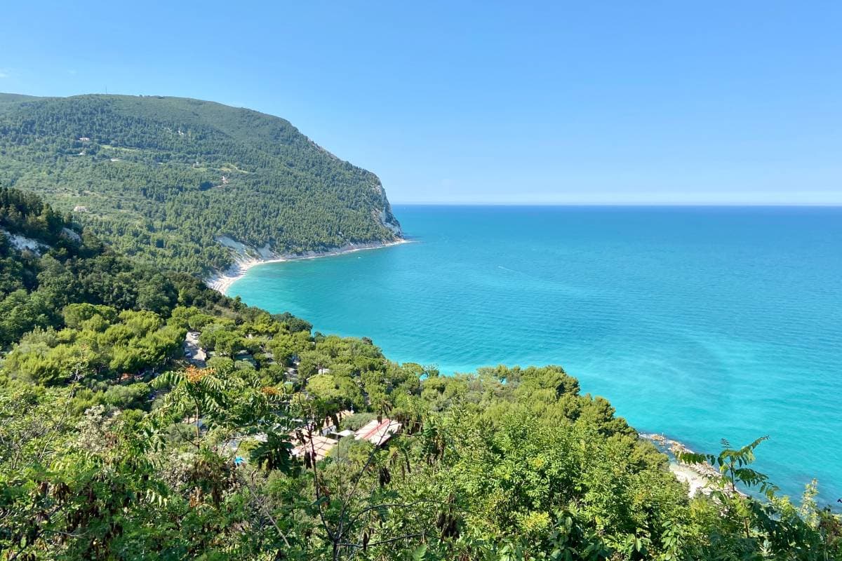 Come visitare il Conero: in bici, a piedi o via mare