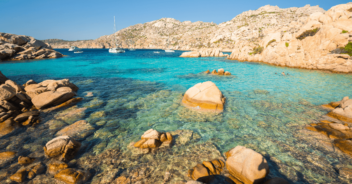 Cala Coticcio a Caprera: Guida Completa 2026