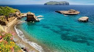 Cala Nave a Ventotene: Guida Completa per un Viaggio Autentico 2026