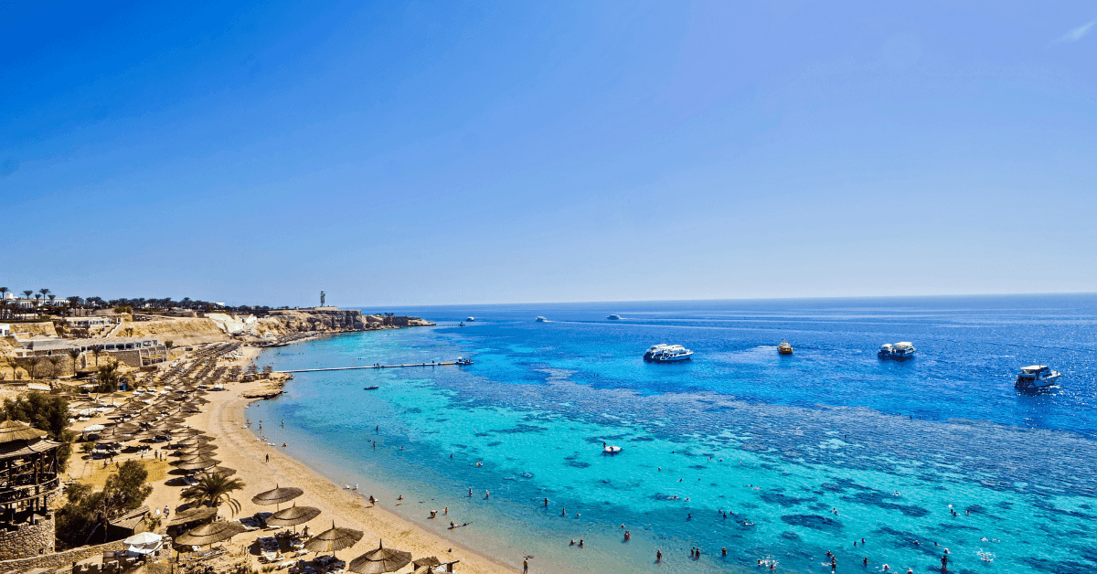 Quanto tempo passano gli italiani in vacanza e quanto prima prenotano: analisi del turismo balneare