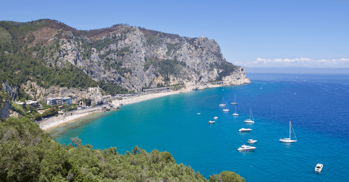 Baia dei Saraceni a Varigotti: Guida Completa alla Tua Estate 2026