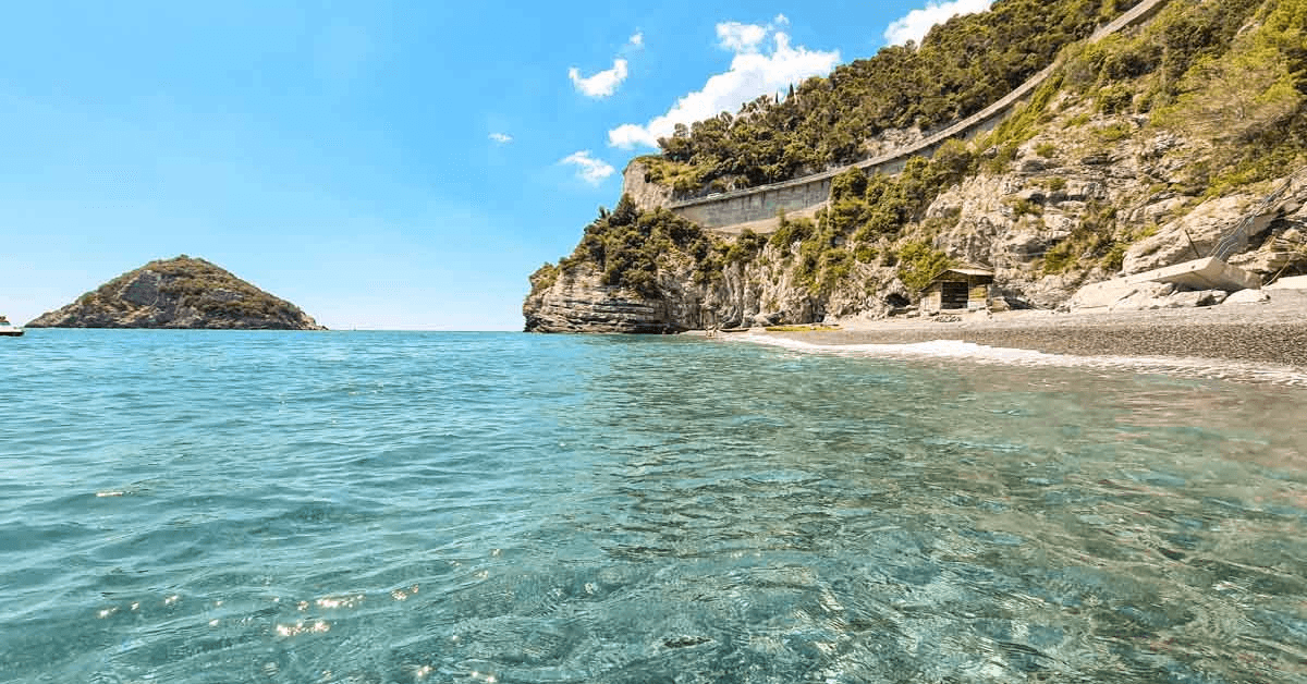Baia delle Sirene a Bergeggi: Guida Completa 2026