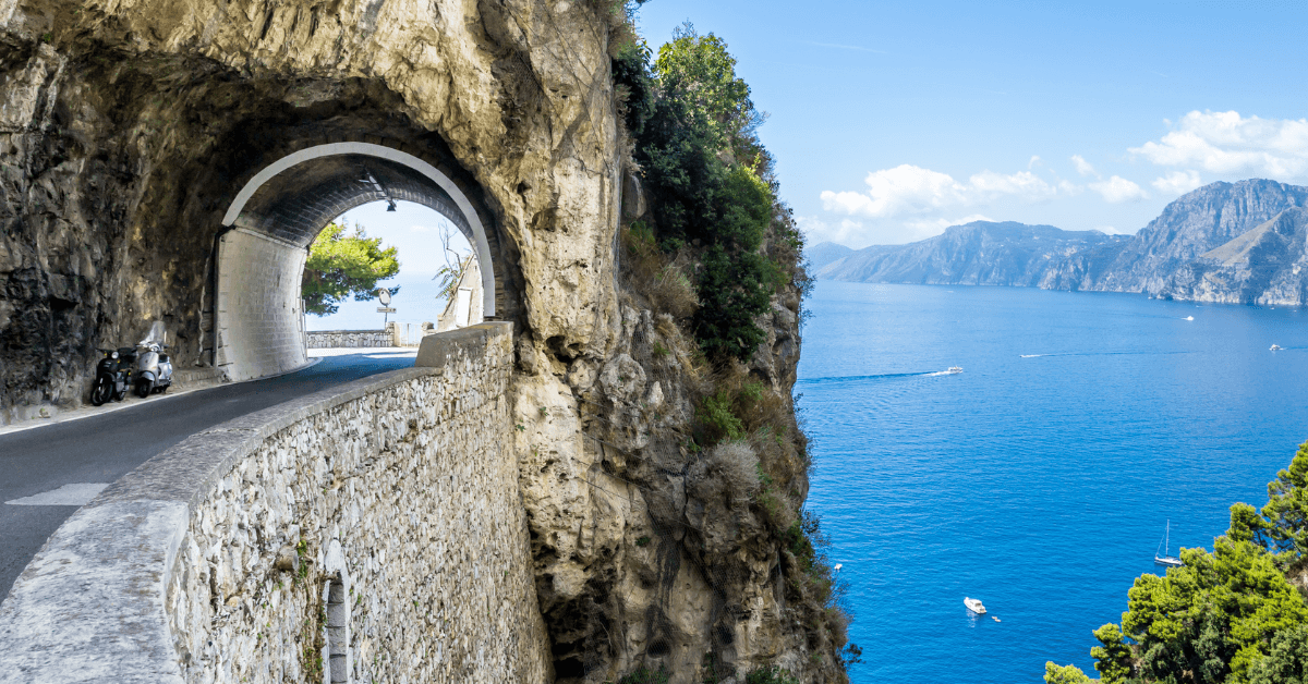 Costiera Amalfitana in moto: i 5 itinerari imperdibili per il 2024
