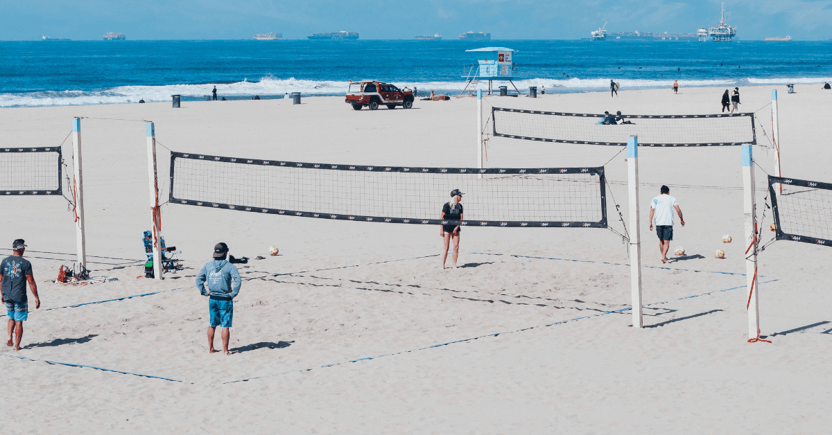 Le spiagge della Calabria perfette per il beach volley: scopri dove giocare
