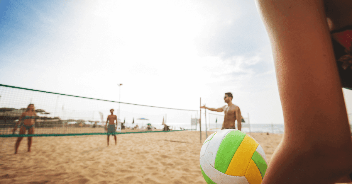 Le spiagge della Sardegna  perfette per il beach volley: scopri dove giocare