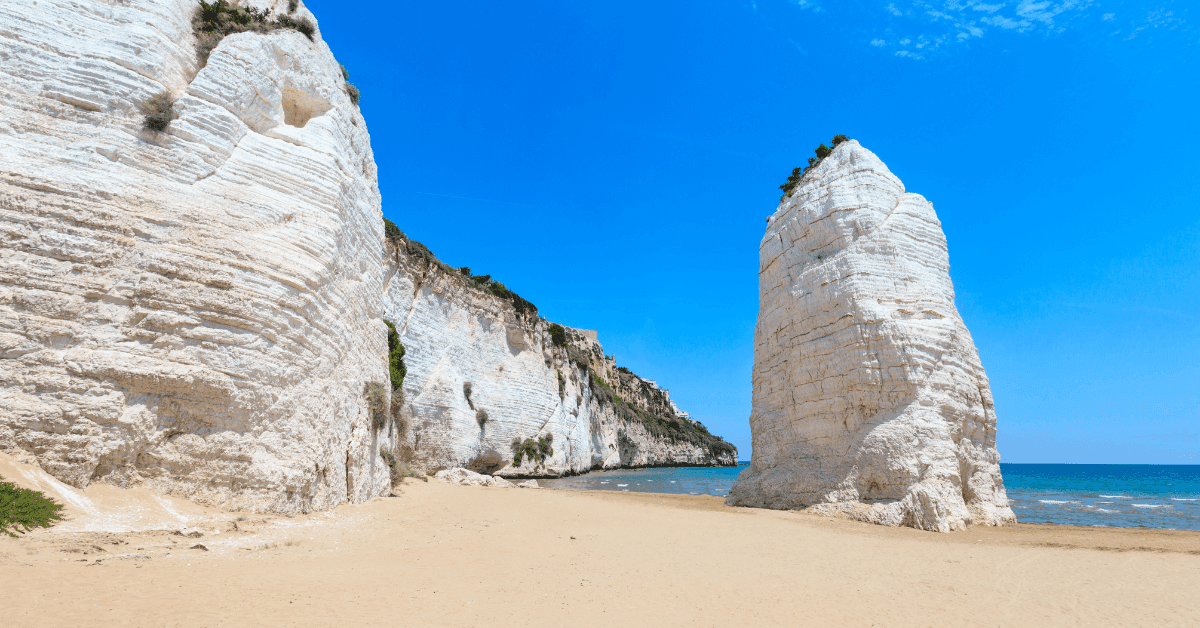 Guida alle migliori spiagge con faraglioni in Italia