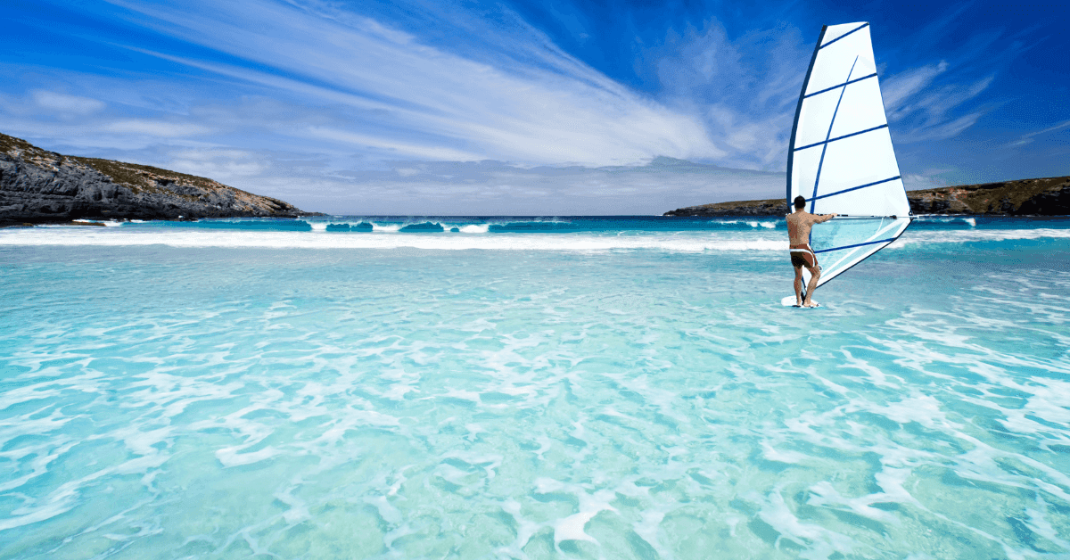 Le migliori spiagge per windsurf in Sardegna: ecco dove cavalcare le onde