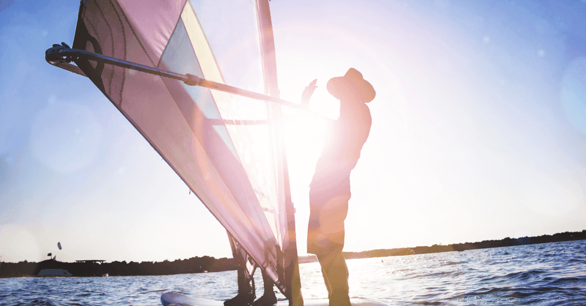 Le migliori spiagge per windsurf in Calabria: ecco dove cavalcare le onde
