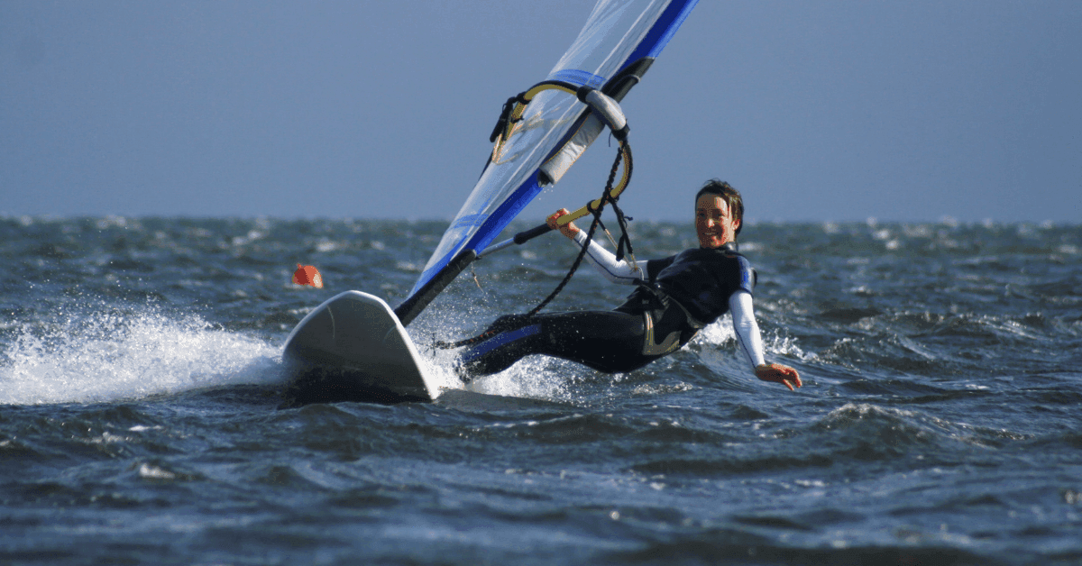 Le migliori spiagge per windsurf in Campania: ecco dove cavalcare le onde