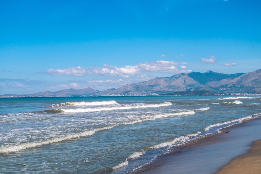 spiaggia baia domizia