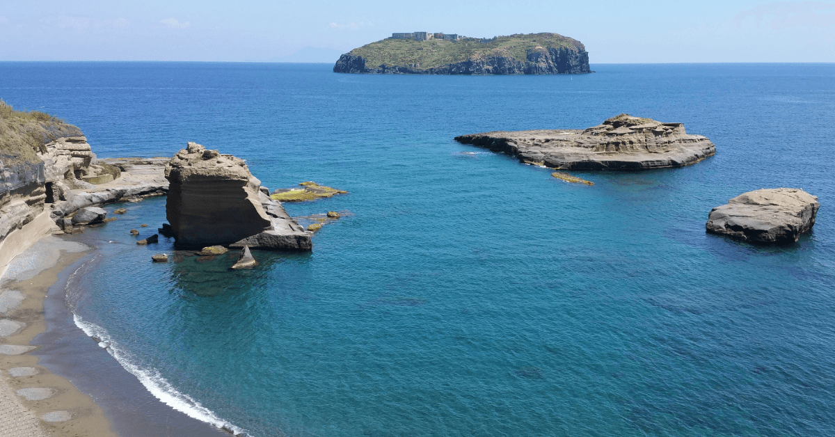 Cosa Vedere a Ventotene: Guida Completa per un Weekend 2026