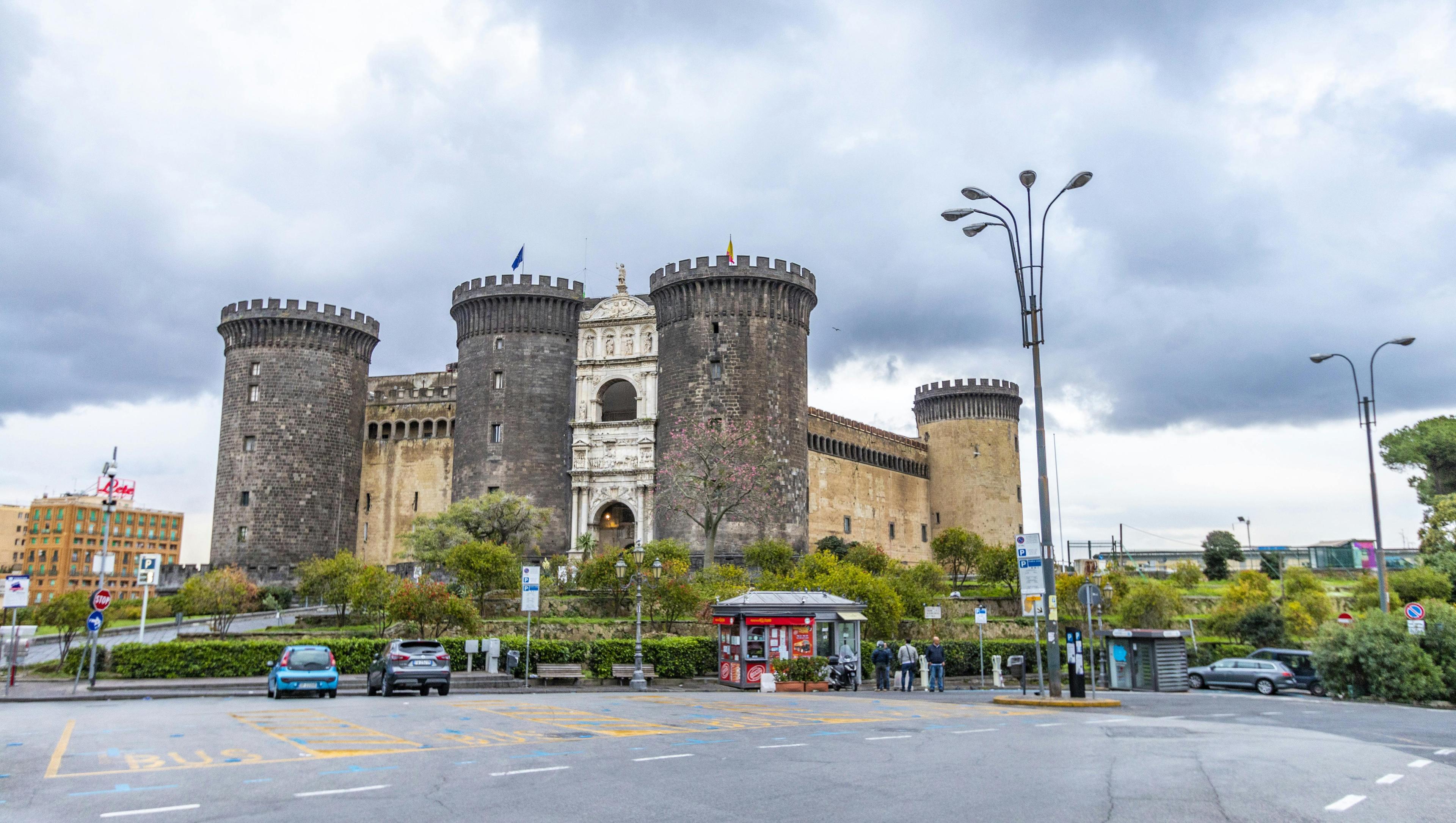 Scopri i luoghi fotogenici di Napoli con un locale