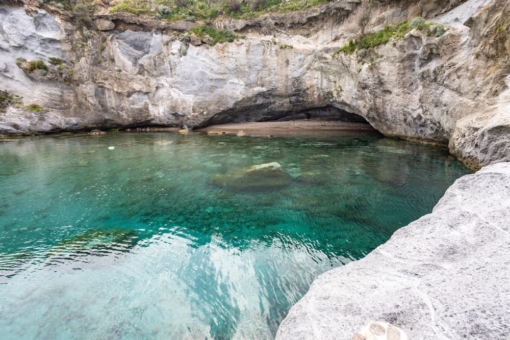 Cala Feola Ponza.jpg