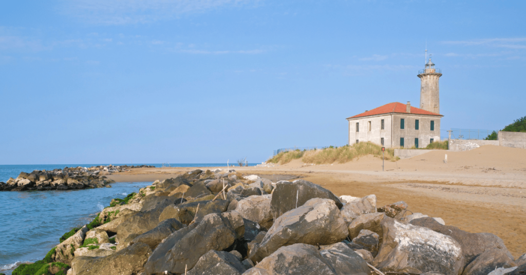 Il caratteristico faro di Bibione e le spiagge più belle