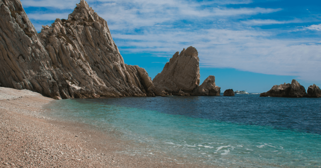 Le 5 migliori spiagge a Sirolo - sirolo- spiaggia- sassi-neri