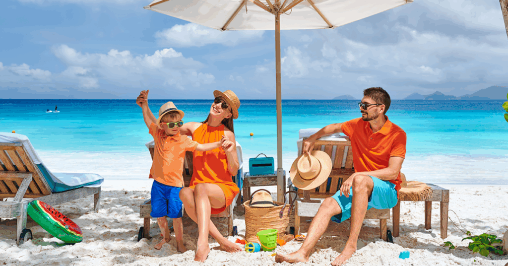Una famiglia si gode la sua giornata in spiaggia. Ha prenotato l'ombrellone su Spiagge.it