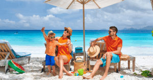 Una famiglia si gode la sua giornata in spiaggia. Ha prenotato l'ombrellone su Spiagge.it