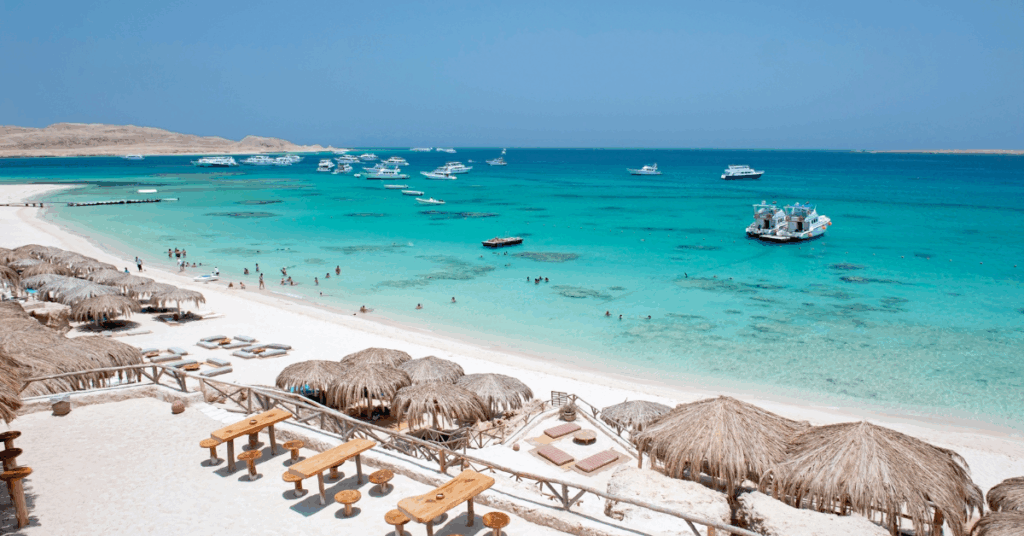 Immagine di uno stabilimento balneare paradisiaco che usa bene strategie di marketing digitale