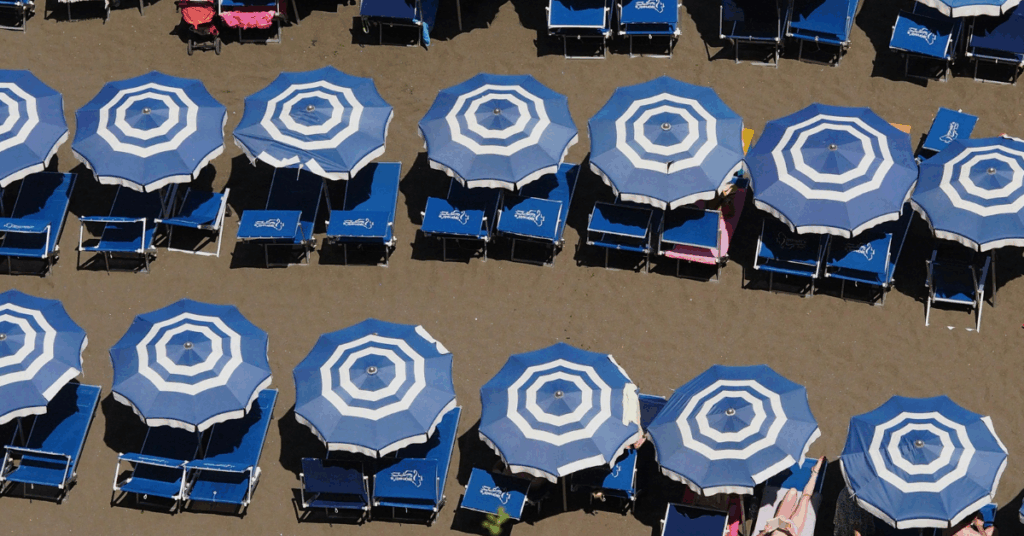ombrelloni di uno stabilimento balneare visti dall'alto