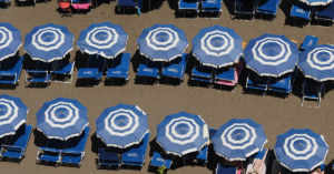 ombrelloni di uno stabilimento balneare visti dall'alto