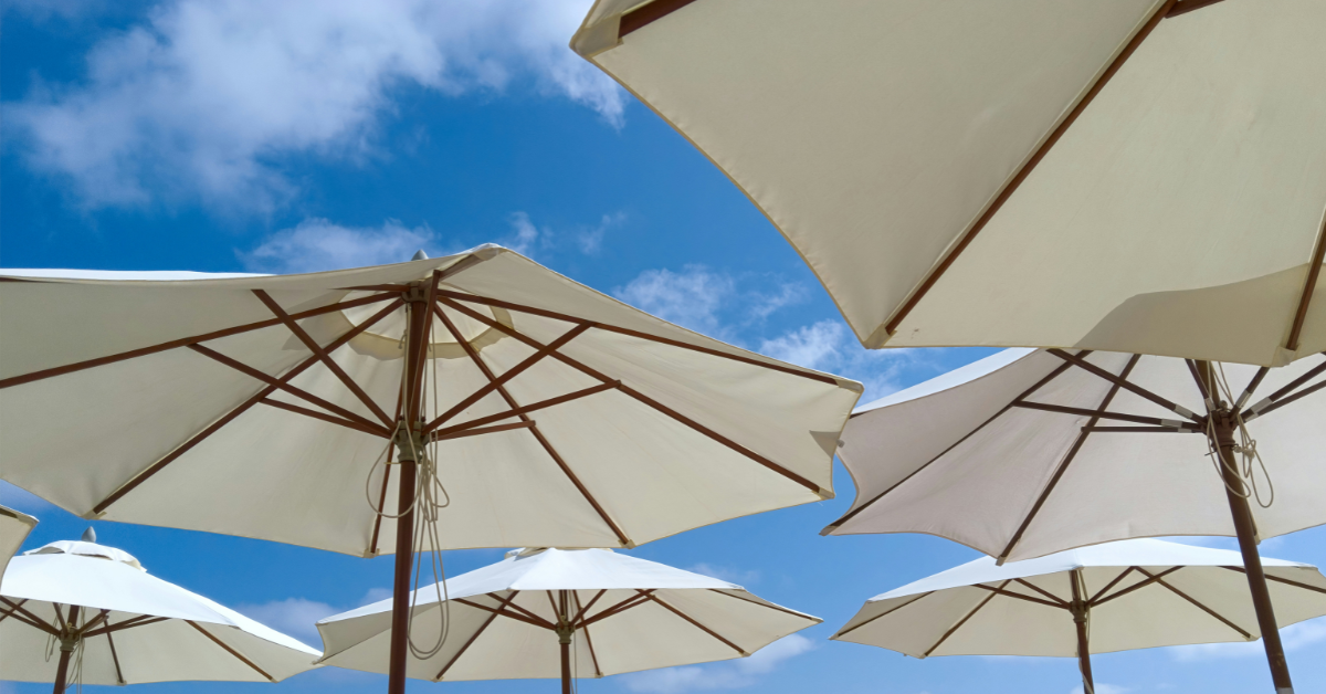 ombrelloni di uno stabilimento balneare