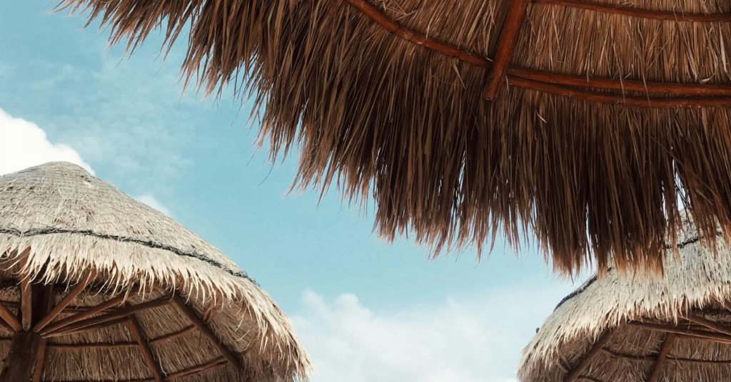 stabilimento balneare con ombrelloni di paglia