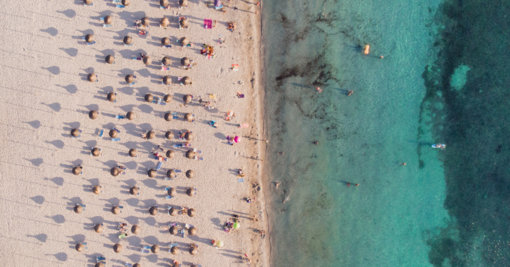 foto dall'alto di uno stabilimento balneare